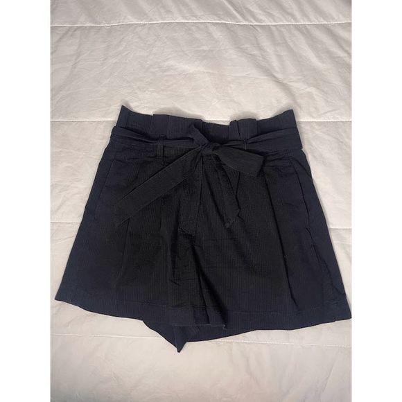 Chic High-Waist Black Shorts with Adjustable Tie Belt - Picture 2 of 8